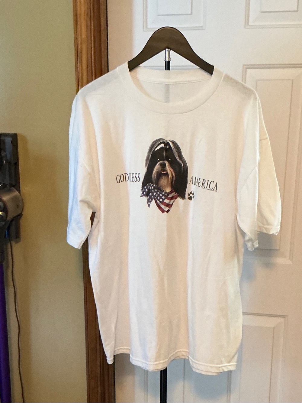 Source Unknown White Short Sleeve Tee with Dog Graphic and Flag Accent